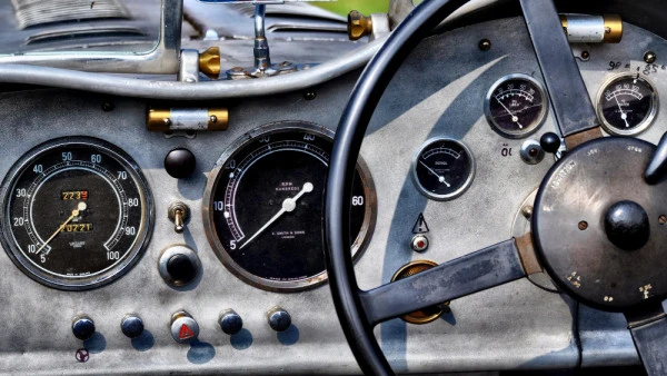 Instrument Cluster Repair for Classic Cars: Restoring Vintage Vehicles Technological Differences